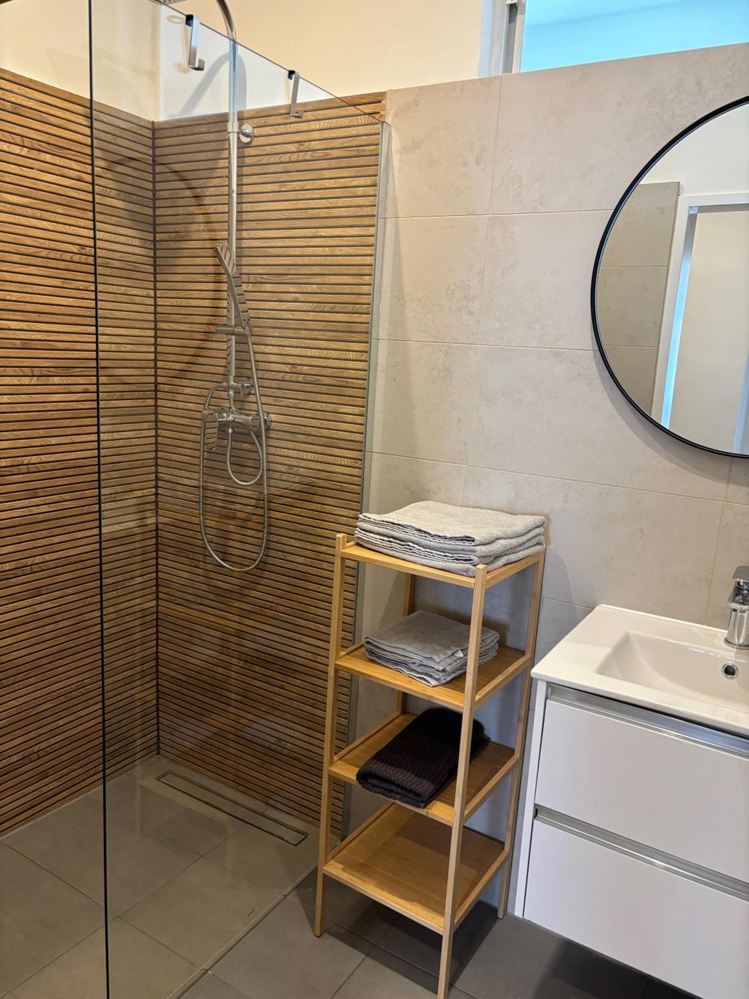 Traumhafte Wohnung Fuer 3, Grosszuegig, Walk In Dusche Vienna Exterior photo